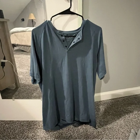 Old Navy Active Breathable Men’s Shirt - Picture 1 of 2